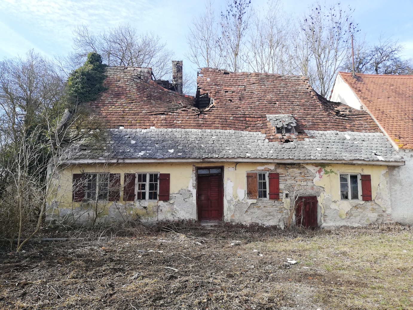 Das alte mehrere hundert Jahre alte Bauernhaus
