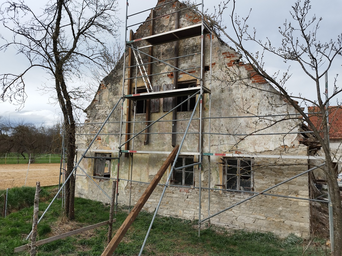 Sicherung der Giebelwand mit dem sogenannten Schweifgiebel