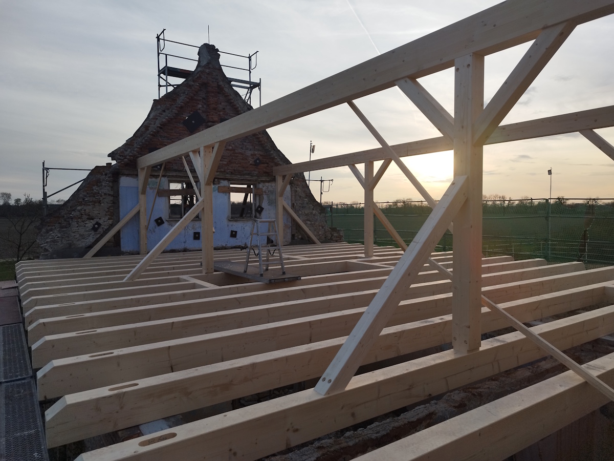 Neubau des Dachstuhls - erste Balkenlage