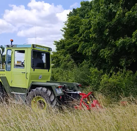 Heuwiese mähen mit Mähbalken